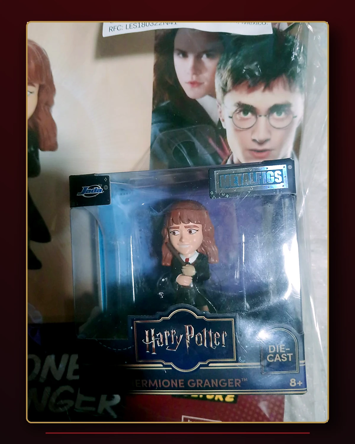 Figura coleccionable de Hermione Granger en su empaque con revista